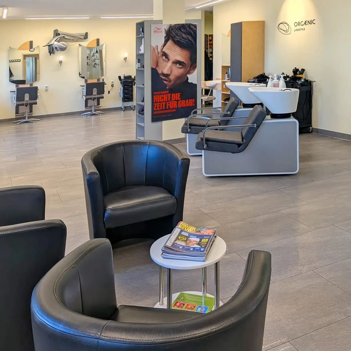 Innenansicht des Salons in Stadtroda mit Friseurplätzen, Waschbereich und Wartebereich