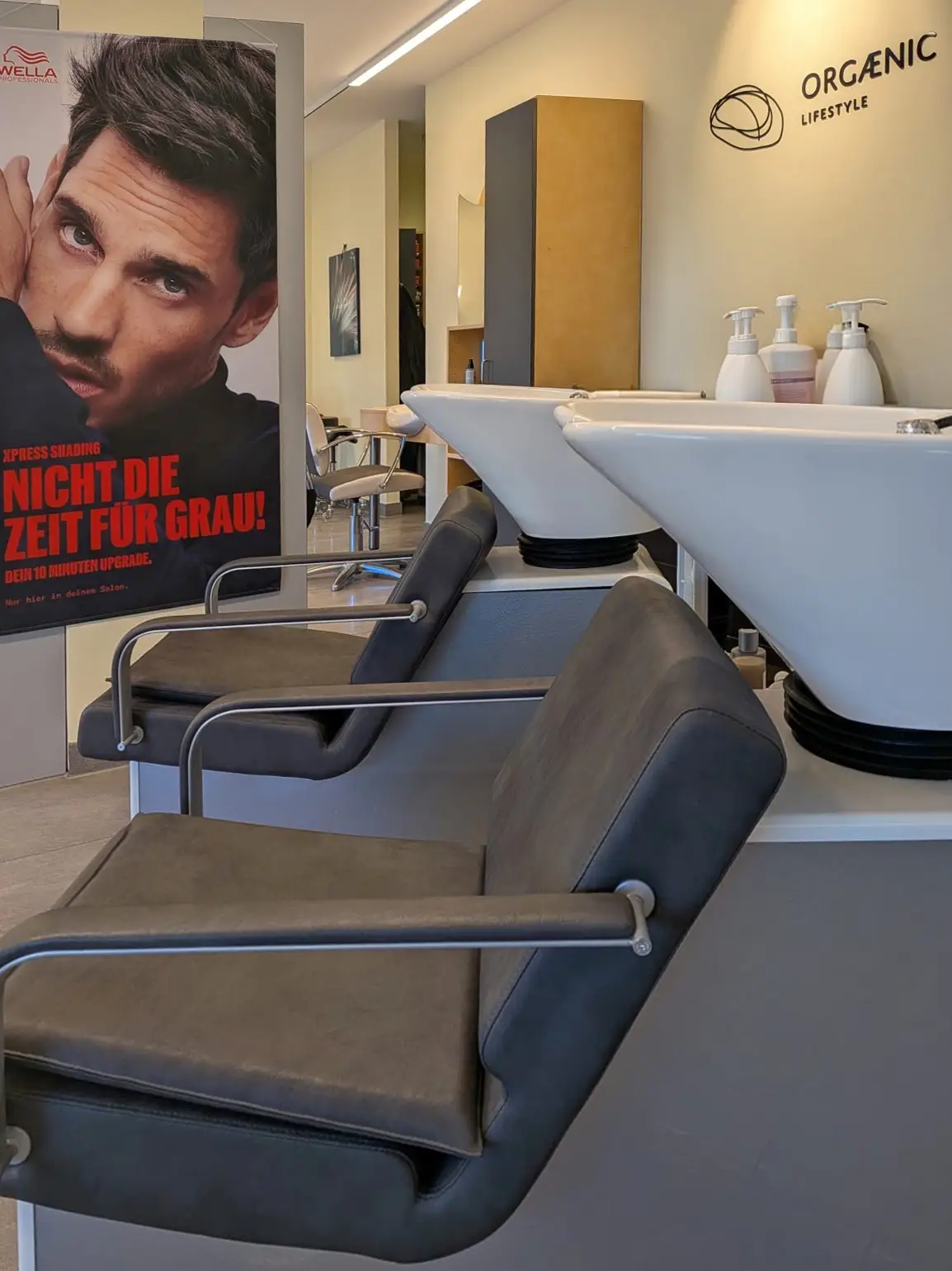 Moderner Waschbereich für Haarpflege im Friseursalon in Stadtroda