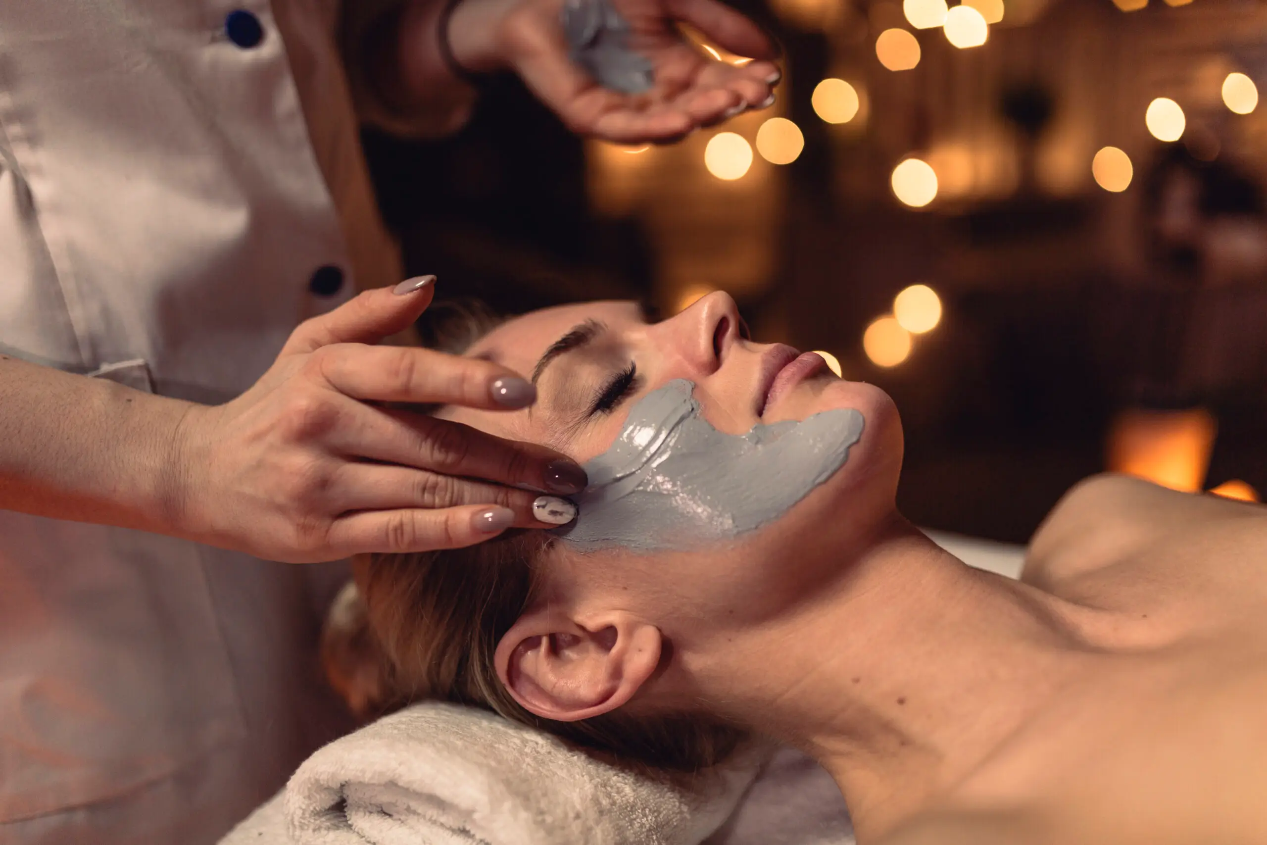 Entspannende Kosmetikbehandlung mit Gesichtsmaske im Kosmetikstudio in Stadtroda