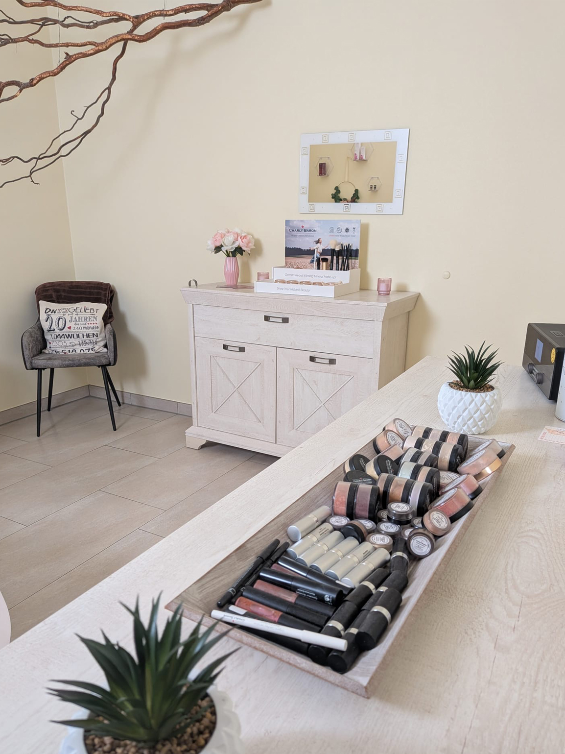 Kosmetikbereich im Salon in Stadtroda mit Make-up-Produkten und Behandlungsraum