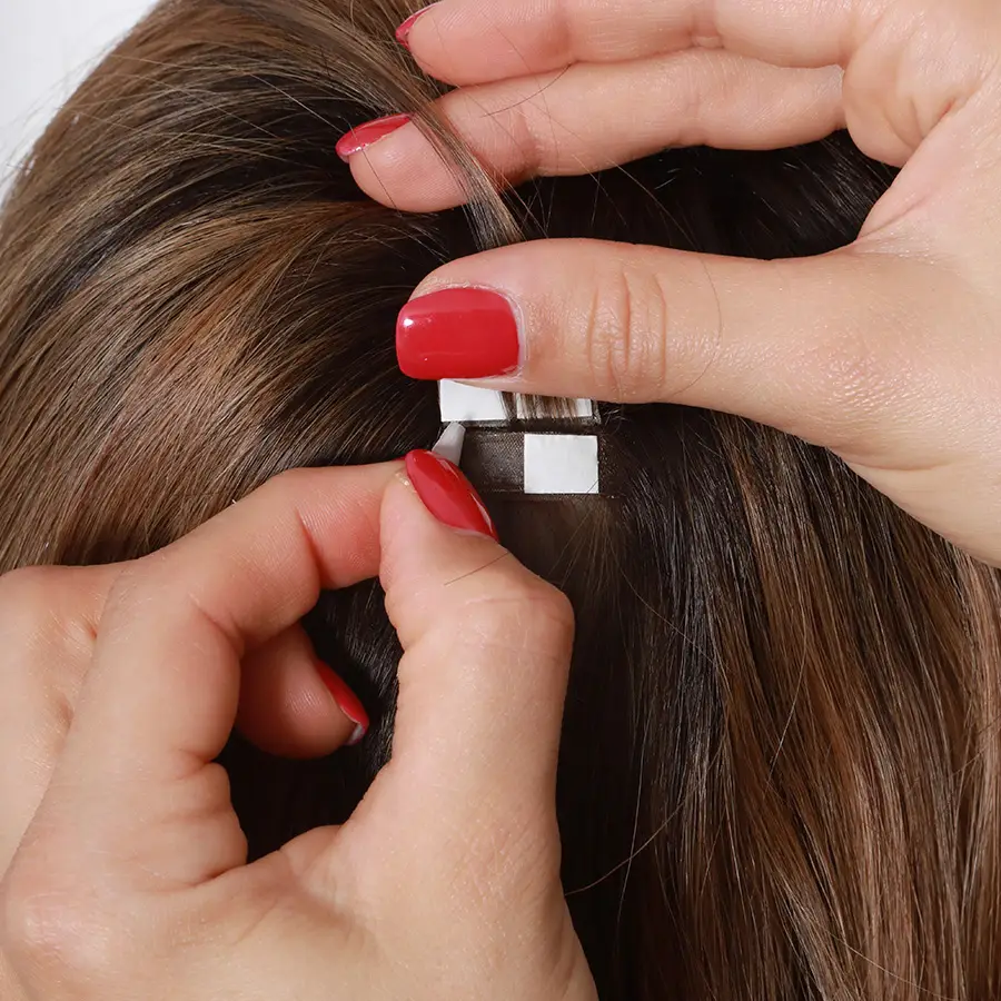 Befestigung eines Hairwear-Haarteils zur Haarverdichtung am Oberkopf im Friseursalon Stadtroda