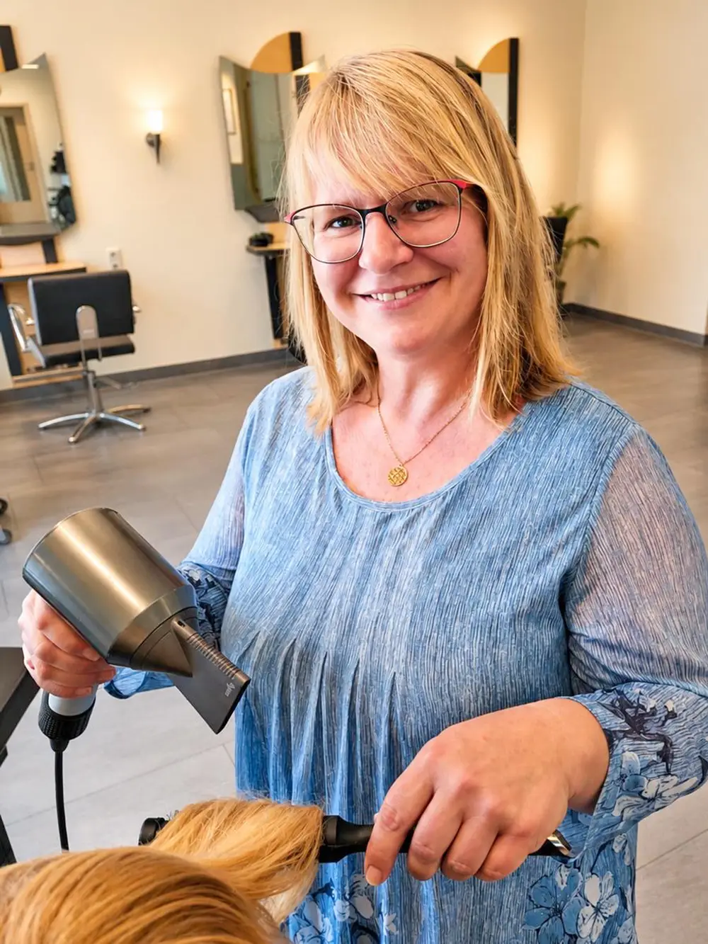Professional Hairstylist Anja Kölbel im Friseursalon schauhair Stadtroda
